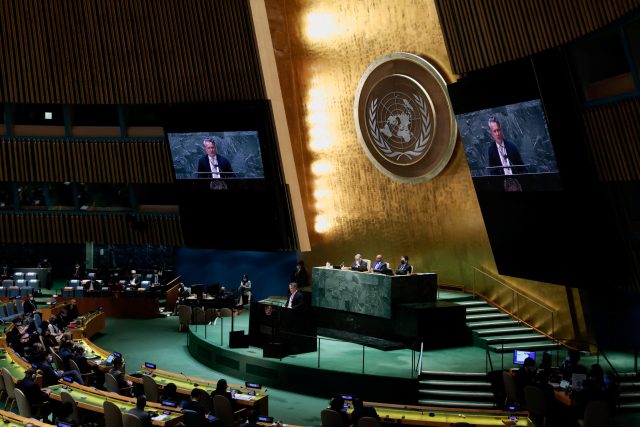 Na mimořádném naléhavém zasedání Valného shromáždění OSN vystoupil také stálý velvyslanec Ukrajiny Serhij Kyslycja | foto:  Eduardo Munoz Alvarez,  Reuters