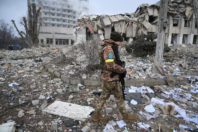 Zničená školní budova v Žitomyru | foto: Reuters