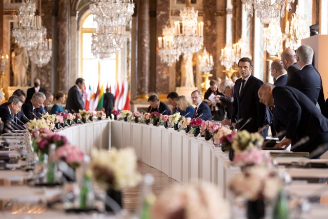 Summit unijních lídrů ve francouzském Versailles | foto: Ian Langsdon,  Reuters