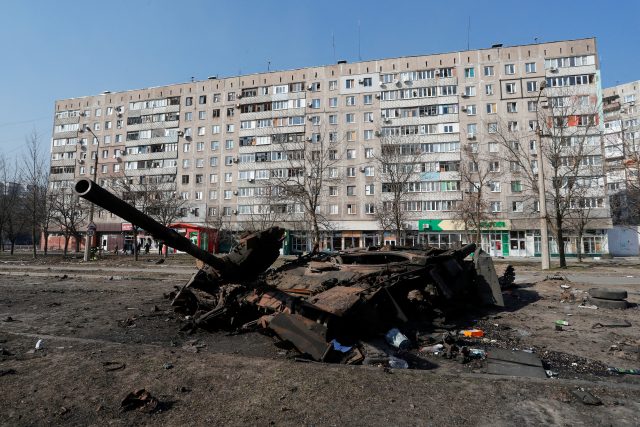 Zničená vojenská technika na sídlišti v Mariupolu | foto: Alexander Ermochenko,  Reuters