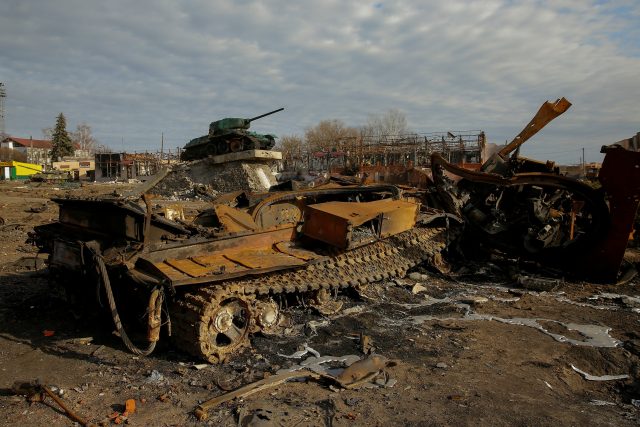 Zničený ruský tank ve městě Trosťanec v Sumské oblasti | foto: Oleg Pereverzev,  Reuters