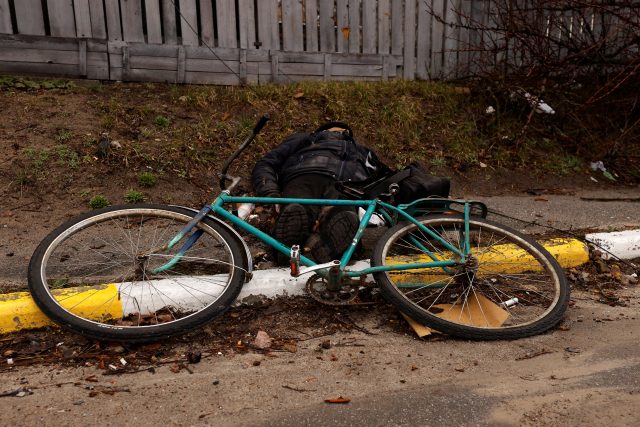 Mrtvý cyklista na ulici ukrajinského města Buča | foto: Reuters
