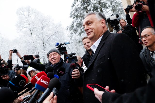 Maďarský premiér mluvil s novináři po opuštění volební místnosti | foto: Bernadett Szabo,  Reuters