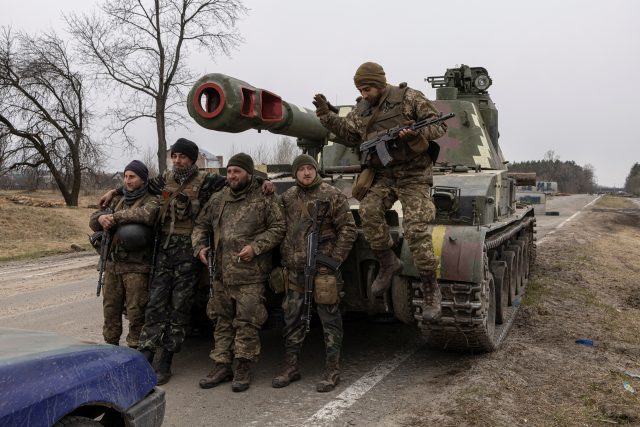 Ukrajinští vojáci před svým tankem na okraji Černihivu | foto: Marko Djurica,  Reuters