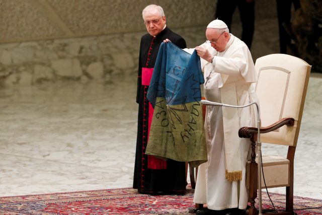 Papež František rozvinul ukrajinskou vlajku,  kterou mu přivezli přímo z Buči | foto: Remo Casilli,  Reuters