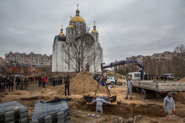 Exhumace hromadného hrobu v Buči u Kyjeva | foto: Volodymyr Petrov,  Reuters