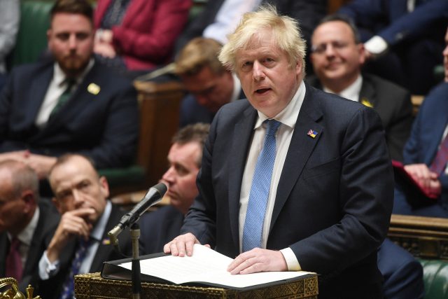 Britský premiér Boris Johnson se omluvil zákonodárcům za porušení proticovidových pravidel při jednom z večírků v Downing Street před dvěma lety | foto: UK Parliament/Jessica Taylor,  Reuters
