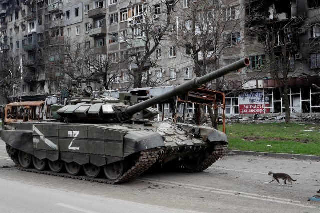 Tank proruských sil v Mariupolu | foto: Alexander Ermochenko,  Reuters