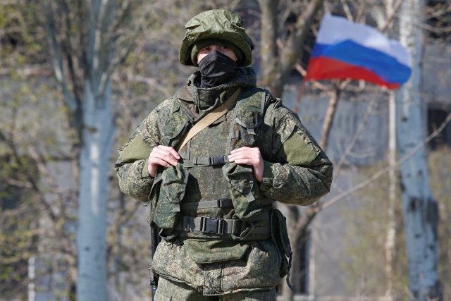 Ruský voják v obléhaném Mariupolu | foto: Reuters