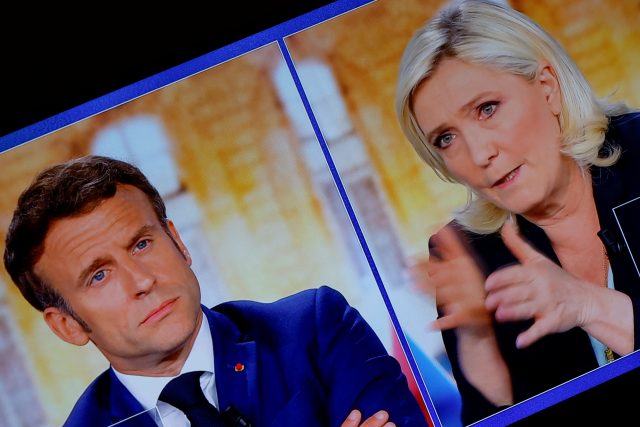 Macron a Le Penová během prezidentské debaty | foto: Christian Hartmann,  Reuters