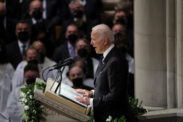 Americký prezident Joe Biden během projevu na pohřbu Madeleine Albrightové | foto: Reuters