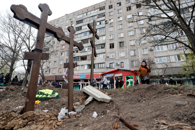 Hroby v Mariupolu | foto: Alexander Ermochenko,  Reuters