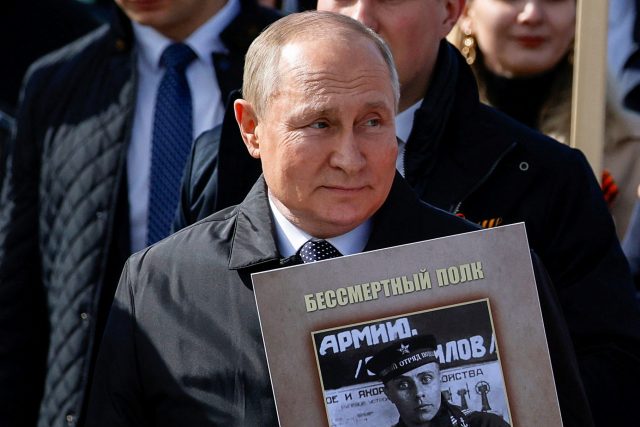 Ruský prezident Vladimir Putin během oslav 77 let od konce války v Moskvě | foto: Maxim Shemetov,  Reuters