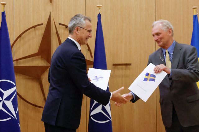 Generální tajemník Jens Stoltenberg přebírá švédskou žádost o vstup do NATO | foto: Johanna Geron,  Reuters