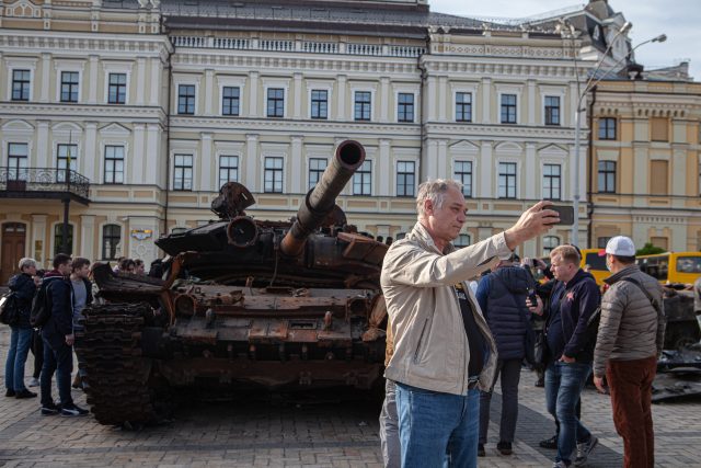 Ukrajinské Ministerstvo vnitra a Národní muzeum dějin Ukrajiny vystavilo zničené ruské tanky v centru Kyjeva v rámci výstavy nazvané &quot;Ukrajinská válka za nezávislost 2022&quot; | foto: Richard Wright,  Reuters
