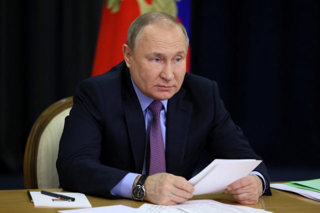 Po půl roce od začátku války je panika pryč a Kreml nyní posílá do redakcí všech loajálních médií své notičky,  tedy oficiálně metodické pokyny | foto: Sputnik/Mikhail Metzel/Kremlin,  Reuters
