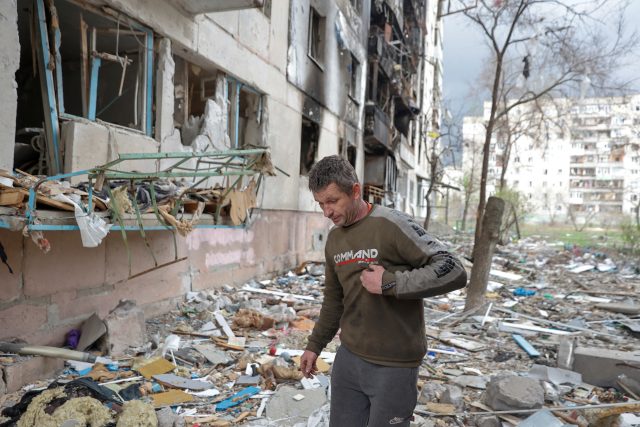 Obyvatel Severodoněcku Vjačeslav kráčí po troskách budovy poškozené vojenským útokem | foto: Reuters