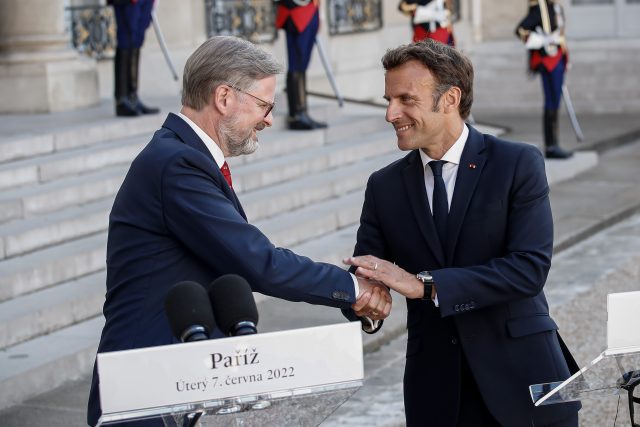Předsednictví Češi přebírají od Francouzů | foto: Aurelien Morissard,  Reuters