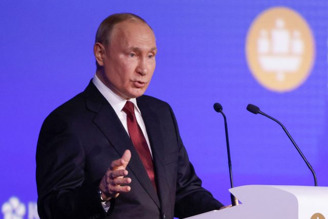 Ruský prezident Vladimir Putin na ekonomickém fóru v Petrohradu prohlásil,  že skončil jednostranný světový řád,  podřízený prý Spojeným státům | foto: Reuters