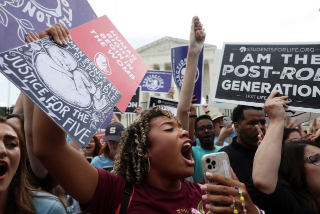 Po zrušení ústavního práva na potrat se před budovou Nejvyššího soudu shromažďují protestující | foto: Evelyn Hockstein,  Reuters