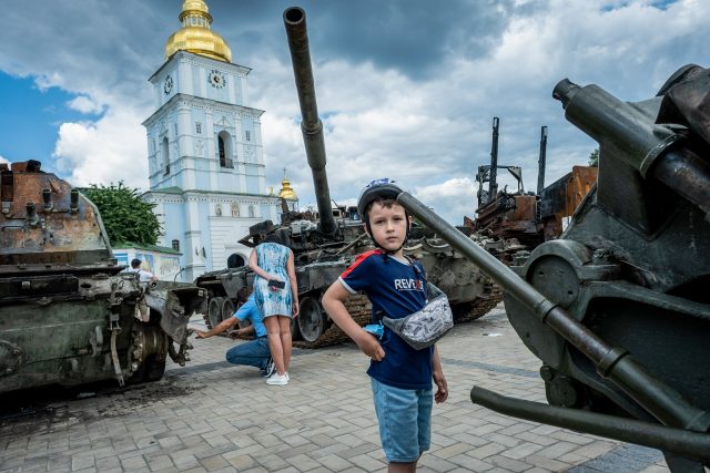 Kluk u vystavených zničených ruských tanků v Kyjevě | foto: Alex Chan Tsz Yuk,  Reuters