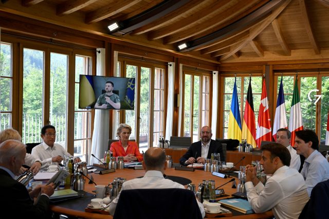 Ukrajinský prezident Zelenskiy promluvil na summitu lídrů skupiny G7. | foto: Tobias Schwarz,  Reuters