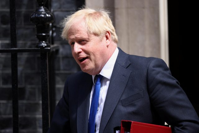 Boris Johnson opouštějící Downing Street 10 | foto: Reuters