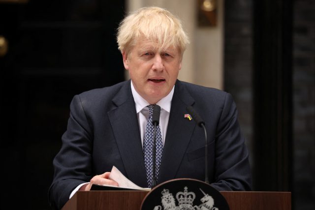Boris Johnson promluvil před svým sídlem v Downing Street 10 | foto: Phil Noble,  Reuters