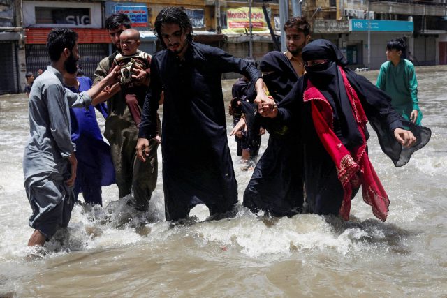 Záplavy v Pákistánu | foto: Akhtar Soomro,  Reuters