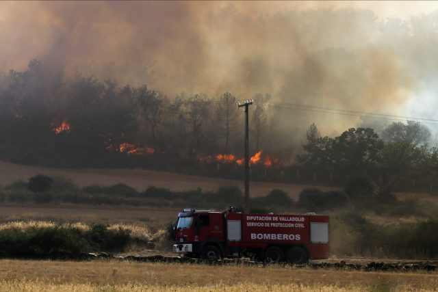 Ve Španělsku si lesní požáry vyžádaly dvě oběti. Hasiči nedaleko obce Tábara na severozápadě země | foto: Reuters