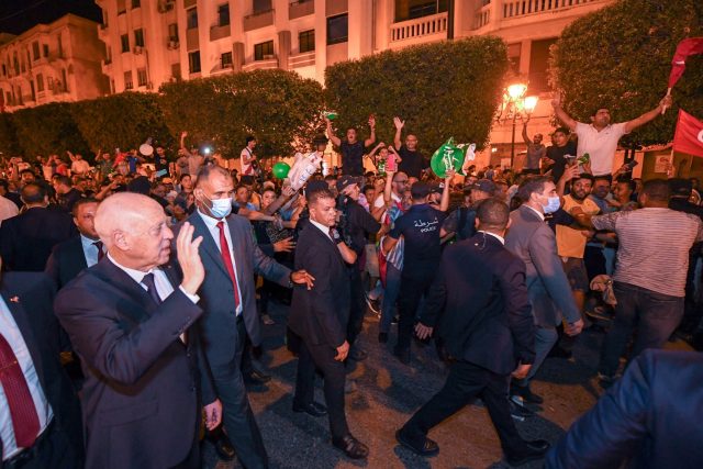 Tuniský prezident Kaís Saíd v ulicích po referendu,  v němž si naprostou většinou hlasujících nechal schválit ústavu,  která mu nové pravomoci dává legálně do ruky | foto: TUNISIAN PRESIDENCY,  Reuters