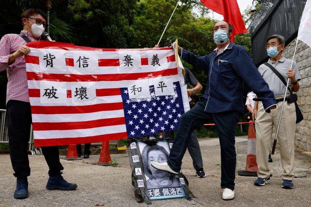 Lidé v Hongongu protestující proti návštěvy Nancy Pelosiové na Tchaj-wanu | foto: Tyrone Siu,  Reuters