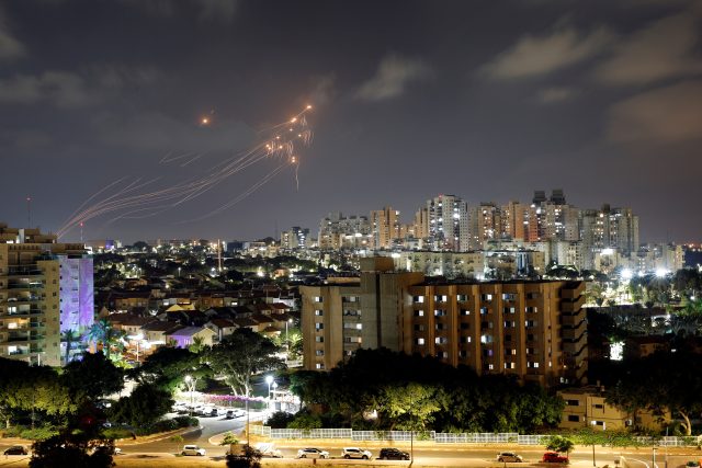 Palestinské hnutí Islámský džihád vypálilo v noci z pásma Gazy na Izrael přes 100 raket,  většina z nich byla ale zachycena obranným systémem a útok si tak nevyžádal žádné oběti | foto: Amir Cohen,  Reuters
