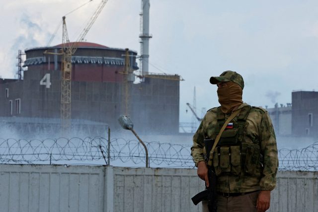 Ruský voják u Záporožské jaderné elektrárny | foto: Alexander Ermochenko,  Reuters