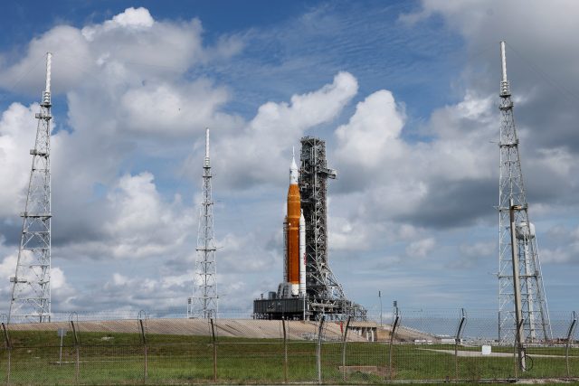 Raketa Space Launch System - bezpilotní mise Artemis | foto: Joe Skipper,  Reuters