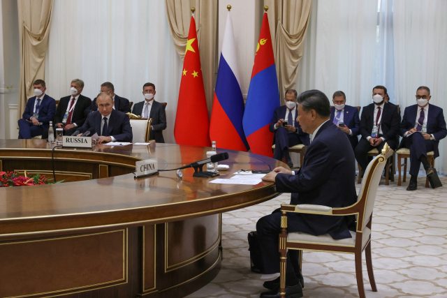 Ruský prezident Vladimir Putin a čínský prezident Si Ťin-pching na schůzce v Uzbekistánu | foto: Alexandr Demyanchuk,  Reuters