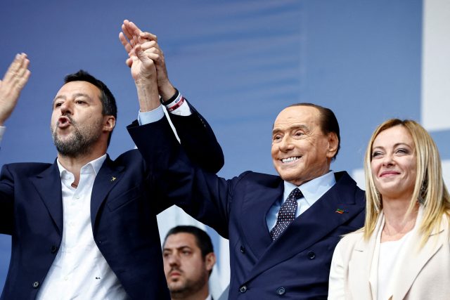 Pravicový blok,  který tvoří strany Bratři Itálie Giorgie Meloniové,  Liga Mattea Salviniho a Vzhůru Itálie Silvia Berlusconiho,  uspořádal svůj závěrečný mítink v Římě | foto: Yara Nardi,  Reuters