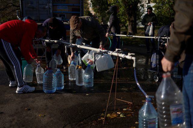 Rusko podle BBC záměrně připravilo Mykolajiv před půl rokem o pitnou vodu | foto: Valentyn Ogirenko,  Reuters