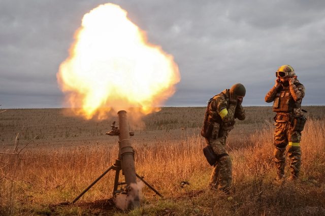 Ukrajinští vojáci střílí z minometu v Charkovské oblasti | foto: Vyacheslav Madiyevsky,  Reuters