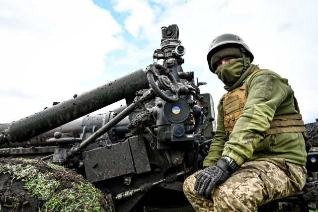 Ukrajinský voják s německou houfnicí,  Záporožská oblast | foto: Dmytro Smolienko/Ukrinform/ABACAPRESS.COM,  Reuters