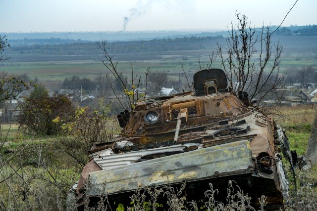 Zničený ruský tank na okraji Ivanivky,  vesnice osvobozené ukrajinskou armádou po ruské okupaci v Chersonu | foto: Celestino Arce/NurPhoto,  Reuters