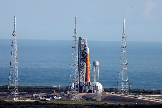 Raketa Space Launch System s modulem Orion,  kterou NASA připravila pro misi Artemis | foto: Joe Skipper,  Reuters