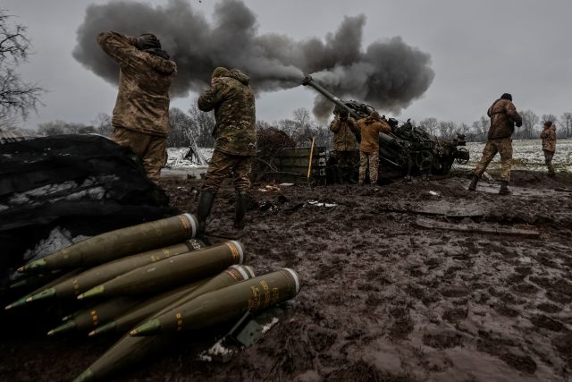 Ukrajinští vojáci pálí z houfnice M777 v Doněcké oblasti | foto: Reuters