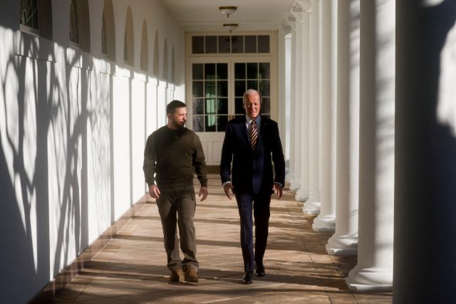 Prezident Zelenskyj 21. prosince 2022 poprvé od začátku války opustil Ukrajinu a navštívil USA. Přednesl projev v americkém Kongresu,  apeloval na důležitost západní pomoci. | foto: Leah Millis,  Reuters