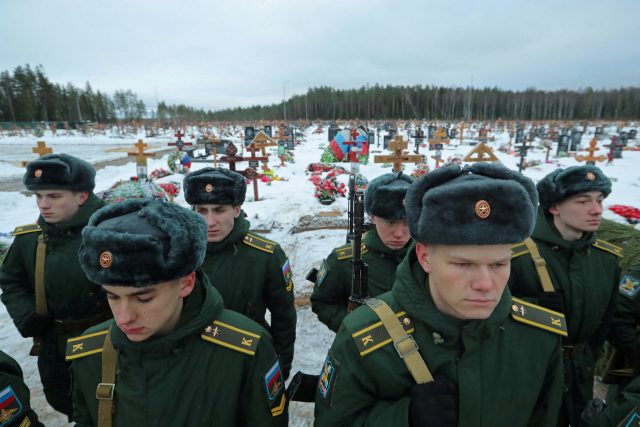 Ruští vojáci na pohřbu | foto: Igor Russak,  Reuters