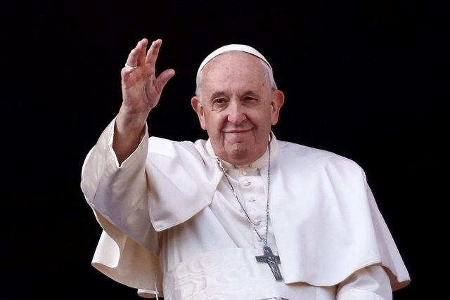 Papež František během poselství na Boží hod | foto: Yara Nardi,  Reuters