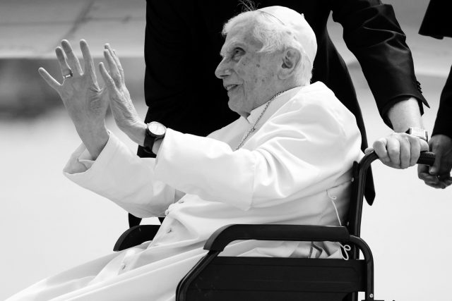 Emeritní papež Benedikt XVI. na mnichovském letišti před odletem do Říma | foto: Sven Hoppe,  Reuters