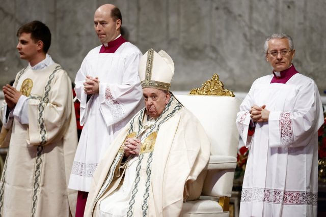 Papež František se při novoroční mši ve Svatopetrské bazilice | foto: Guglielmo Mangiapane,  Reuters