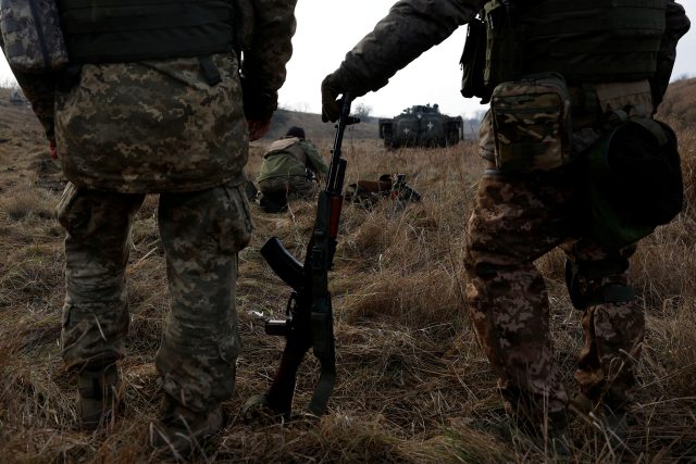 Vojáci z mezinárodního praporu poblíž frontové linie u Kreminny | foto: Clodagh Kilcoyne,  Reuters
