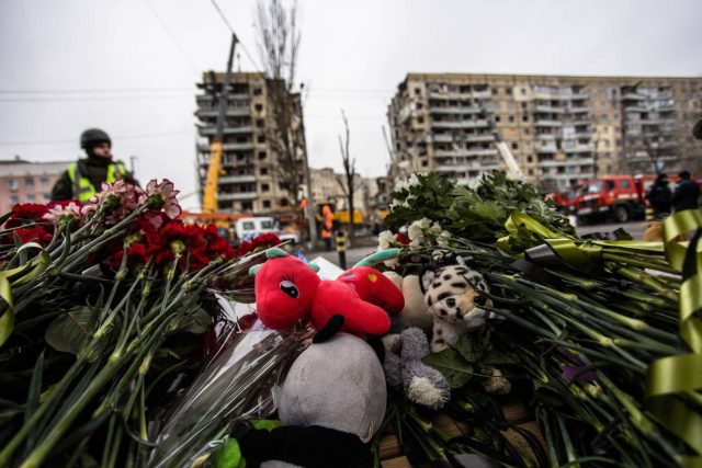 Květiny na místě dopadu rakety v ukrajinském Dnipru | foto: Valentyn Reznichenko,  Reuters
